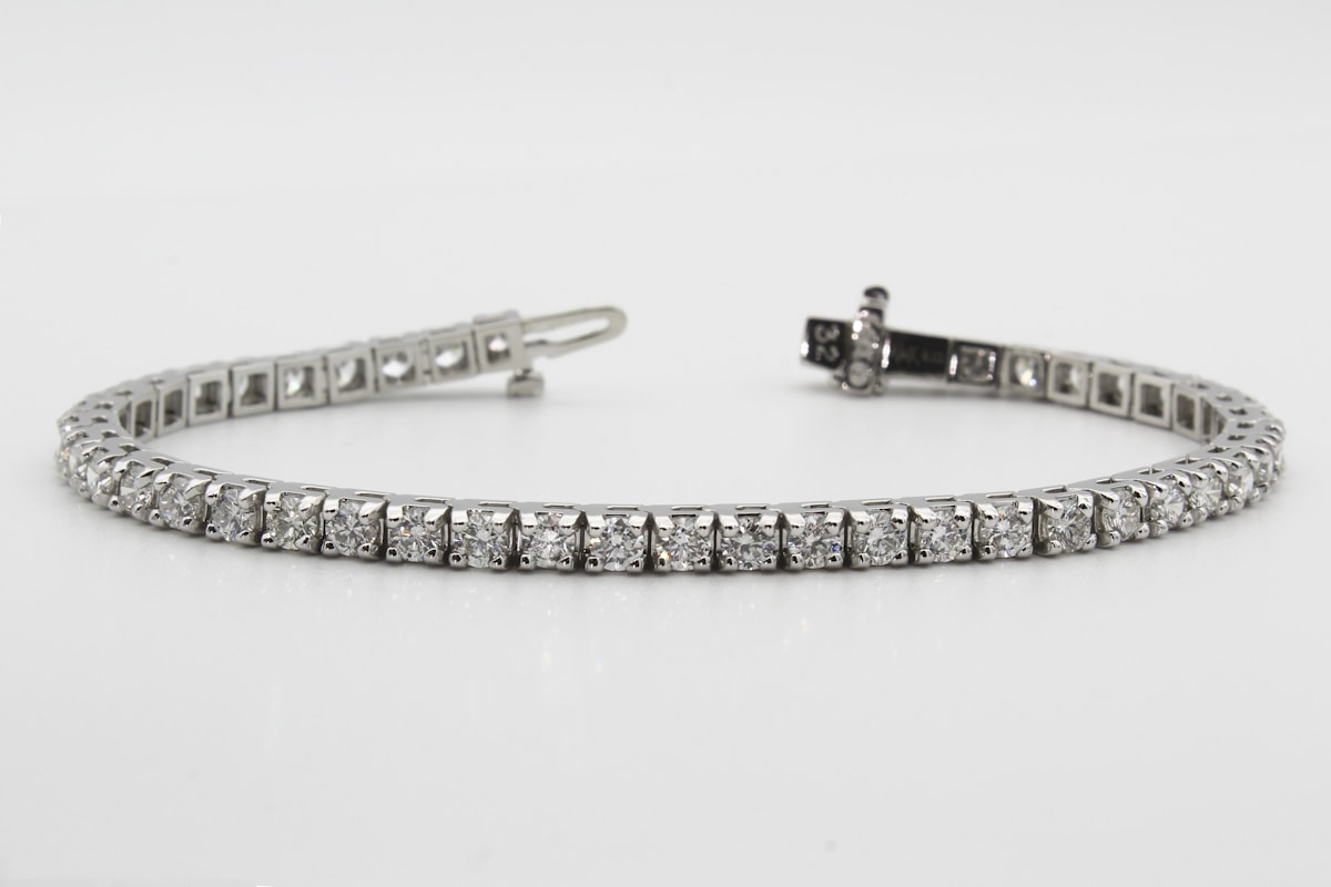A white gold diamond tennis bracelet